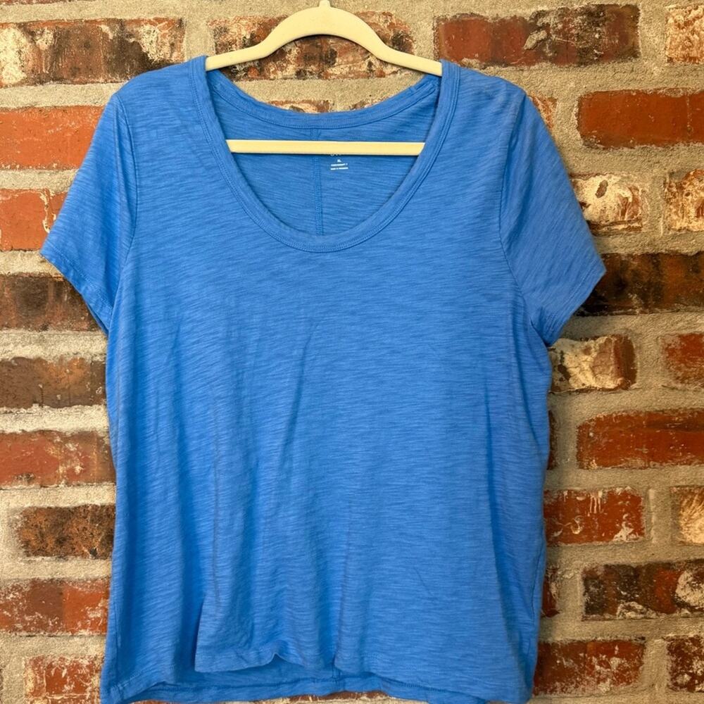 T272 - GAP Short Sleeve Blue Tee with Voop Neck